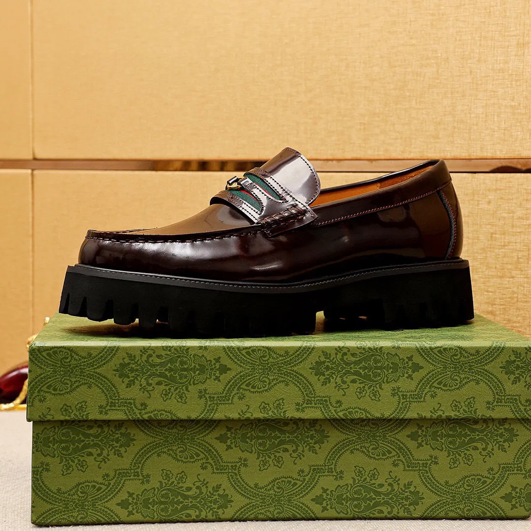 Men's shoes 💰580 💐 Product trademark: GUCCI "Gucci" casual leather shoes Regular size: 38-44 (45.46🉑️customized) Product materials: Selected imported first-layer open-edge beaded cowhide leather upper + luxury hardware buckle, imported water-dyed cowhide leather lining. Strong three-dimensional visual effect, original foam outsole Color: 2⃣️colors available